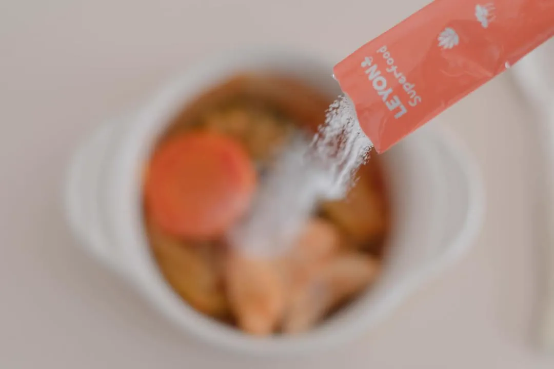 トマトスープに粉をかける様子